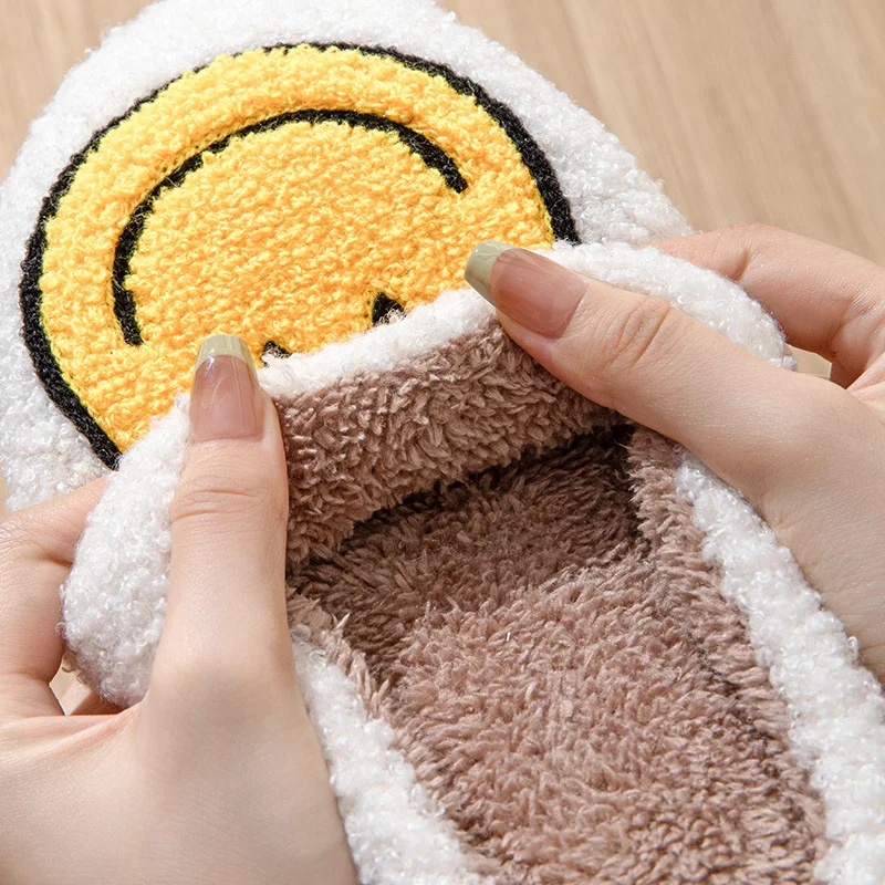 As chinelos de algodão sorridentes estão na moda e aquecidos para uso doméstico. Eles são antiderrapantes para casais e mulheres