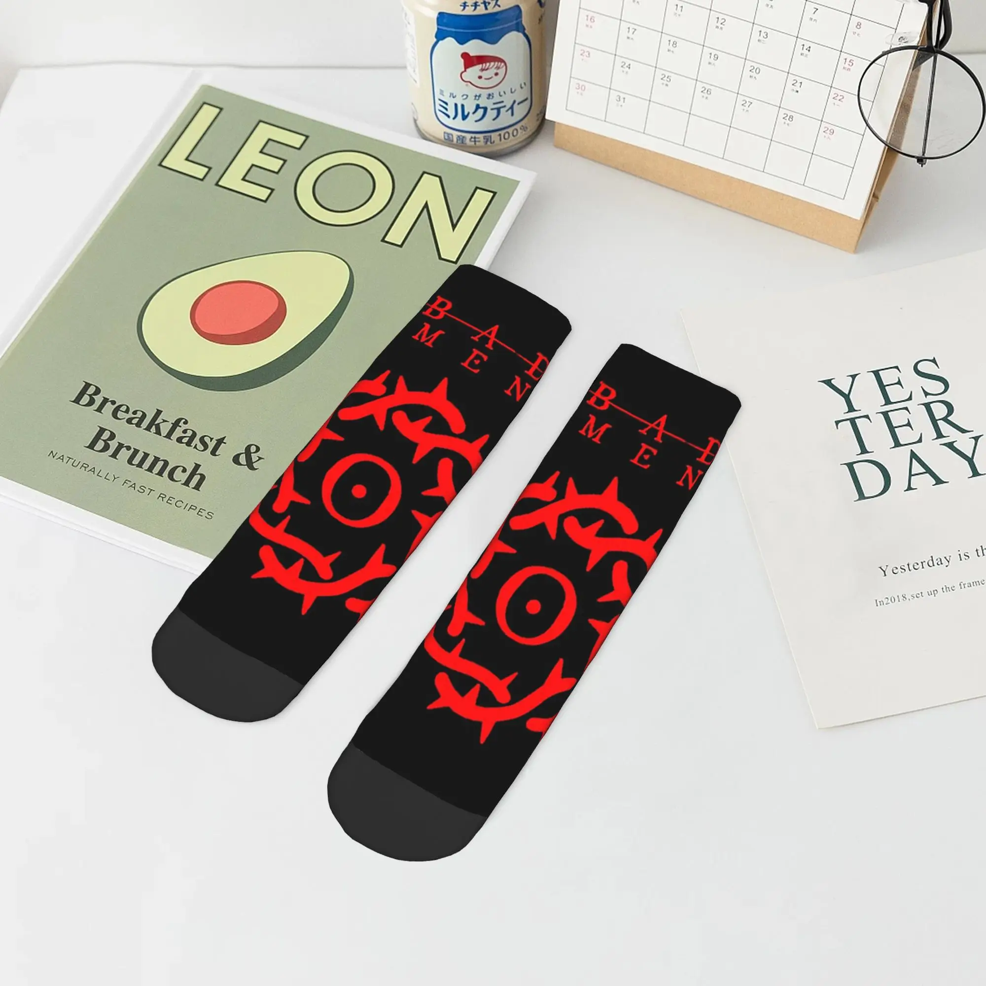 Kaus Kaki Logo All Seasons Bad Omens Band Kaus Kaki Tabung Tengah Olahraga Penyerap Keringat Harajuku Stoking Kasual Lembut untuk Hadiah Pria Wanita