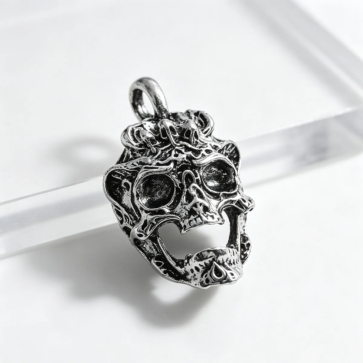 3 Pieces of Multi-Skeleton Hollow-Out Skull Handmade Accessories, Vintage Distressed Embossed Niche Design, Suitable for DIY Bracelets, Necklaces, Earrings, and Handmade Beaded Decoration Accessories