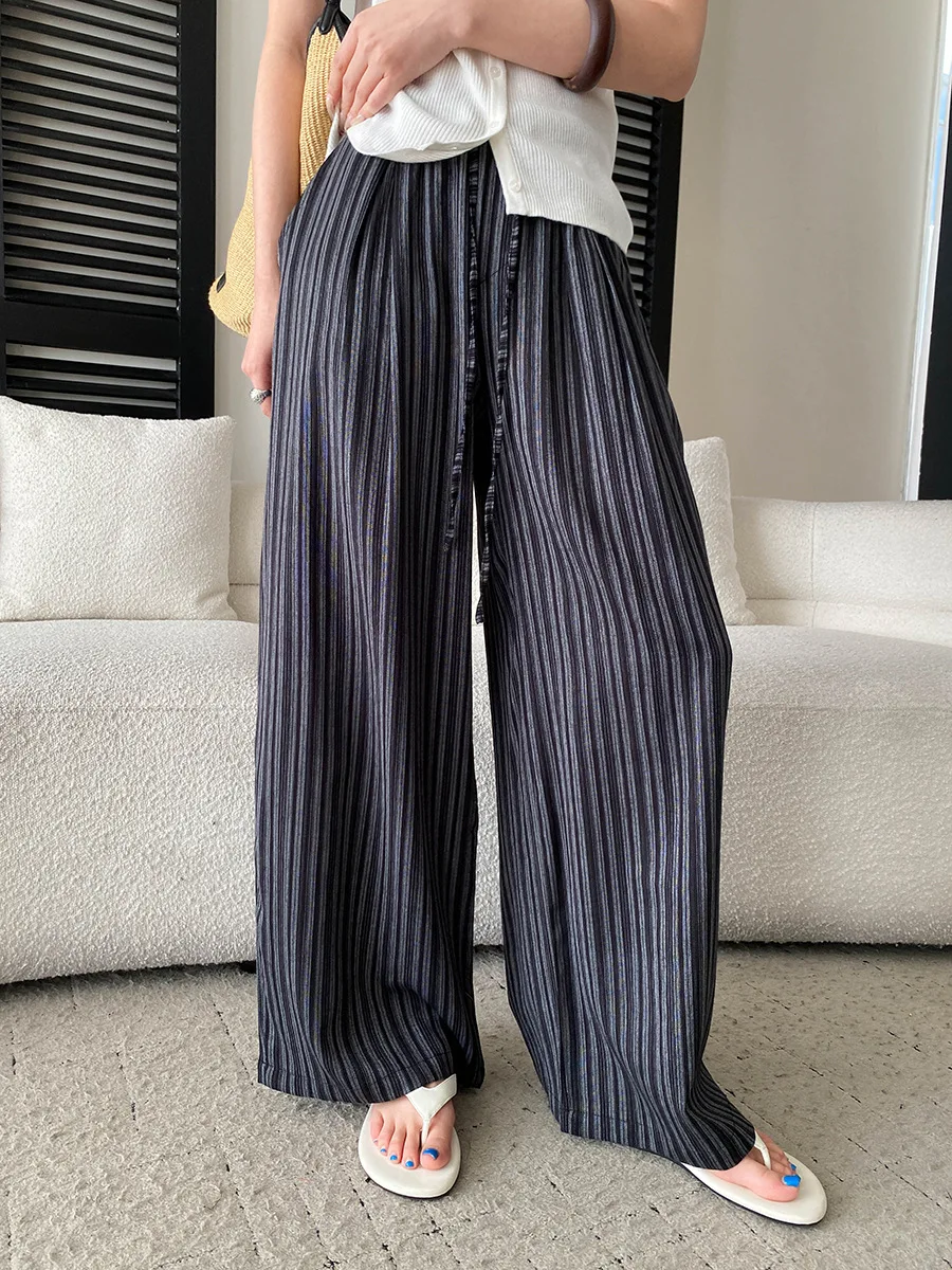 Sommerliche gestreifte, locker sitzende Freizeithose mit hoher Taille für Damen – Detail 16