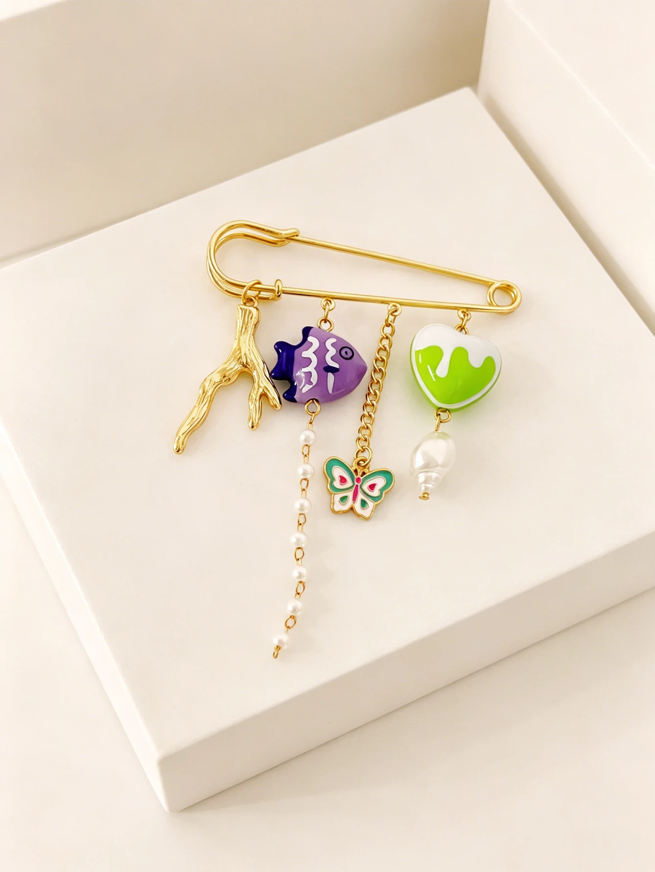 1 Piece of Female-Friendly, Cute, Hand-Painted Cartoon Decorative Brooch in Y2K Tropical Nature Style, Exquisite Metal Accessory with Hanging Branches, Tropical Fish, Butterflies, and Green Heart-Shaped Pearl Tassels, Suitable for Various Occasions