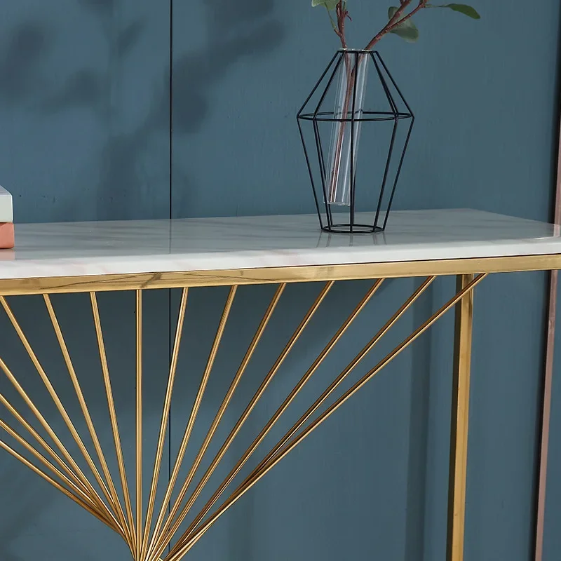 مدخل فاخر خفيف من الشمال الإيطالي، مدخل جانبي ضيق، غرفة معيشة رخامية