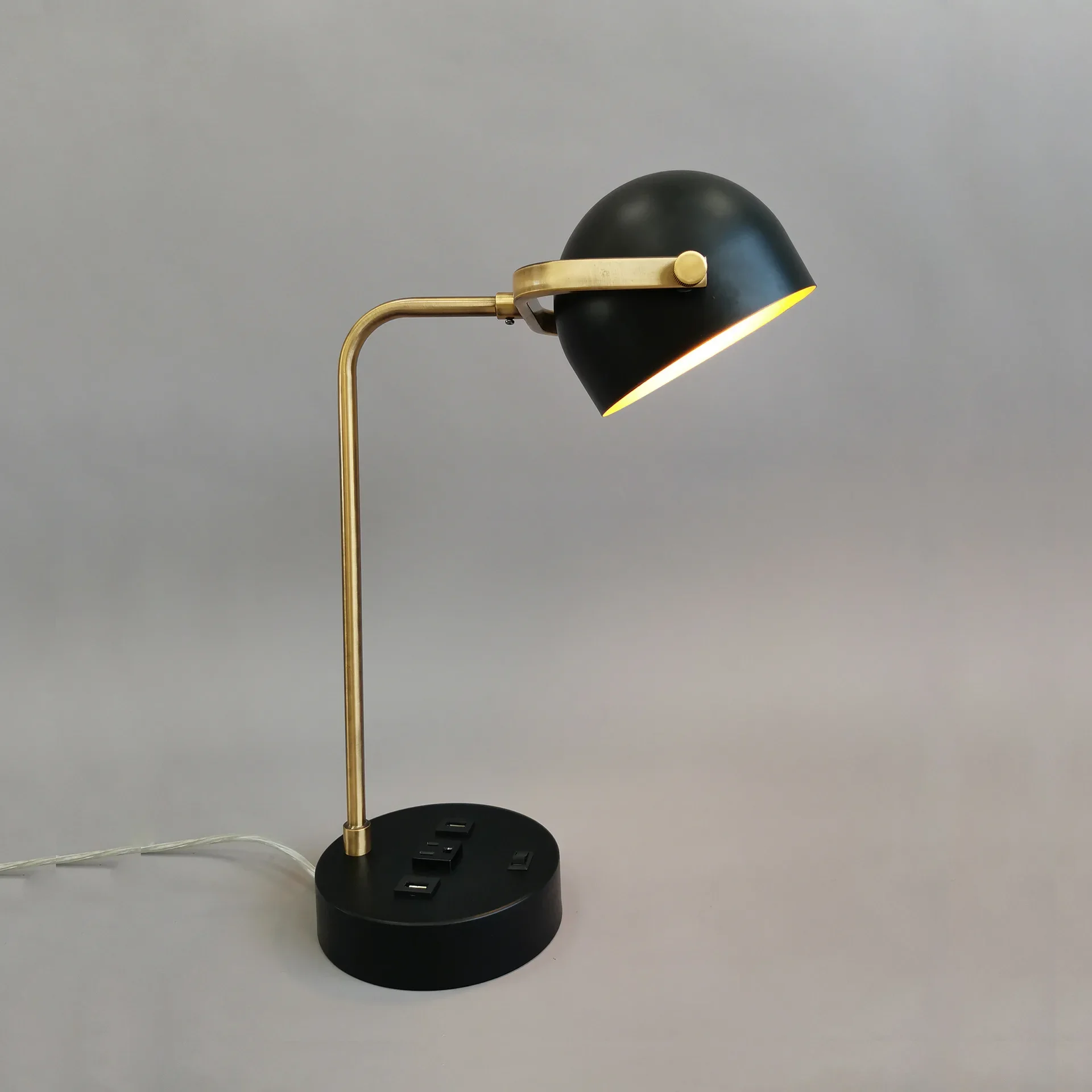 北欧風シンプルで軽やかな高級感のリビングルーム用ベッドサイドテーブルランプ、デザイナーによるクリエイティブなスタディランプ