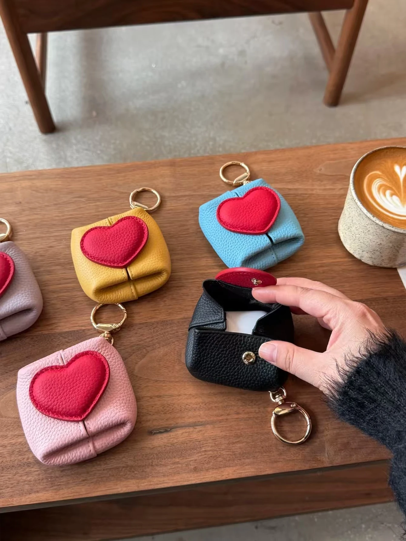 High-Quality Genuine Leather Heart-Shaped Mini Storage Bag, Portable Coin Purse with Keychain, Cute Earphone Storage Pouch and Jewelry Organizer, Small Cosmetic Storage Bag for Women, Gift