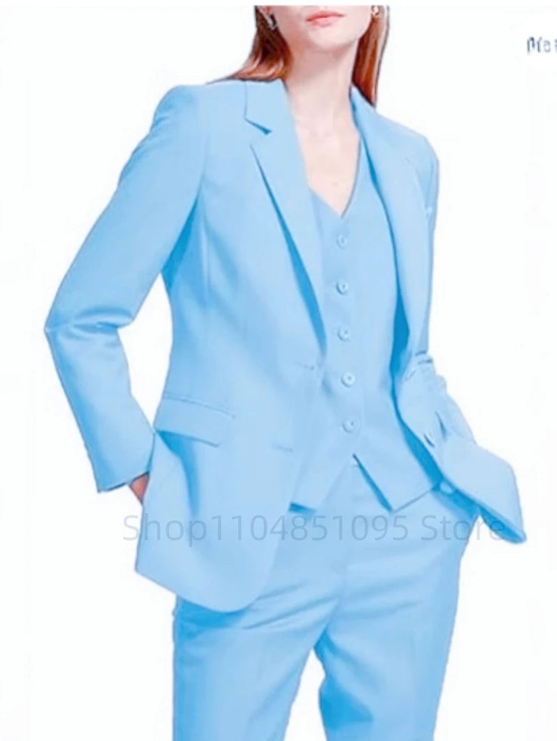 Image 7: Ensemble de costume trois pièces pour femme en tissu uni, comprenant une veste de costume à simple boutonnage, à manches longues et à revers, ainsi qu'un pantalon taille haute à coupe ajustée.