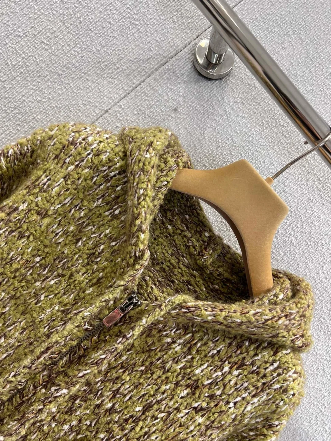 Damski kardigan retro z dzianiny w płatki śniegu, oversize, z kapturem, zapinany na zamek, wygodny, z włóczki, beżowy, sweter-płaszcz w stylu casual.