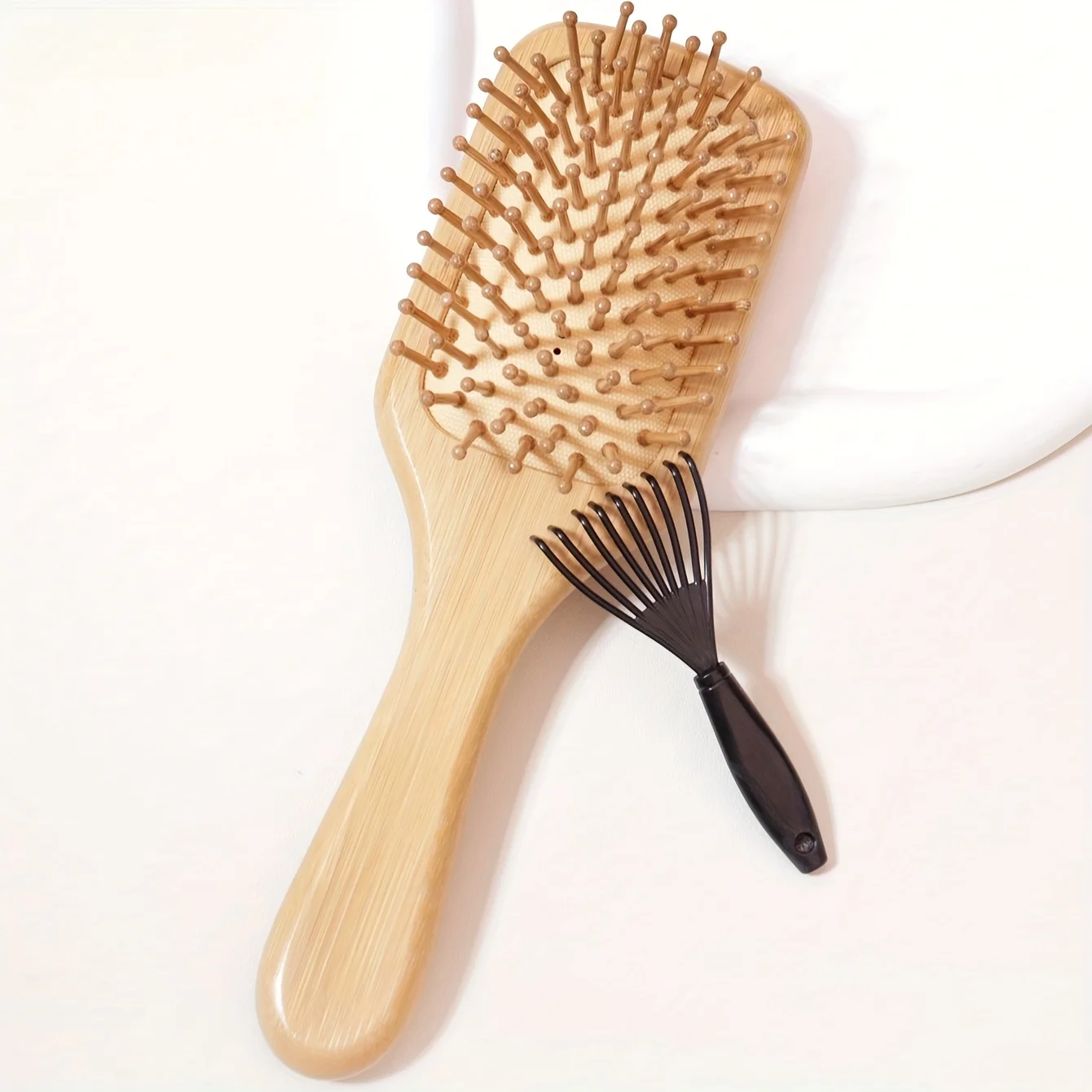 Ein Set aus Holz-Bambusbürsten mit Reinigungsklauen, erhältlich in ovaler und quadratischer Form, Luftkissenbürsten, Reinigungsbürsten, antistatische Haarbürsten, ergonomisch geformt für