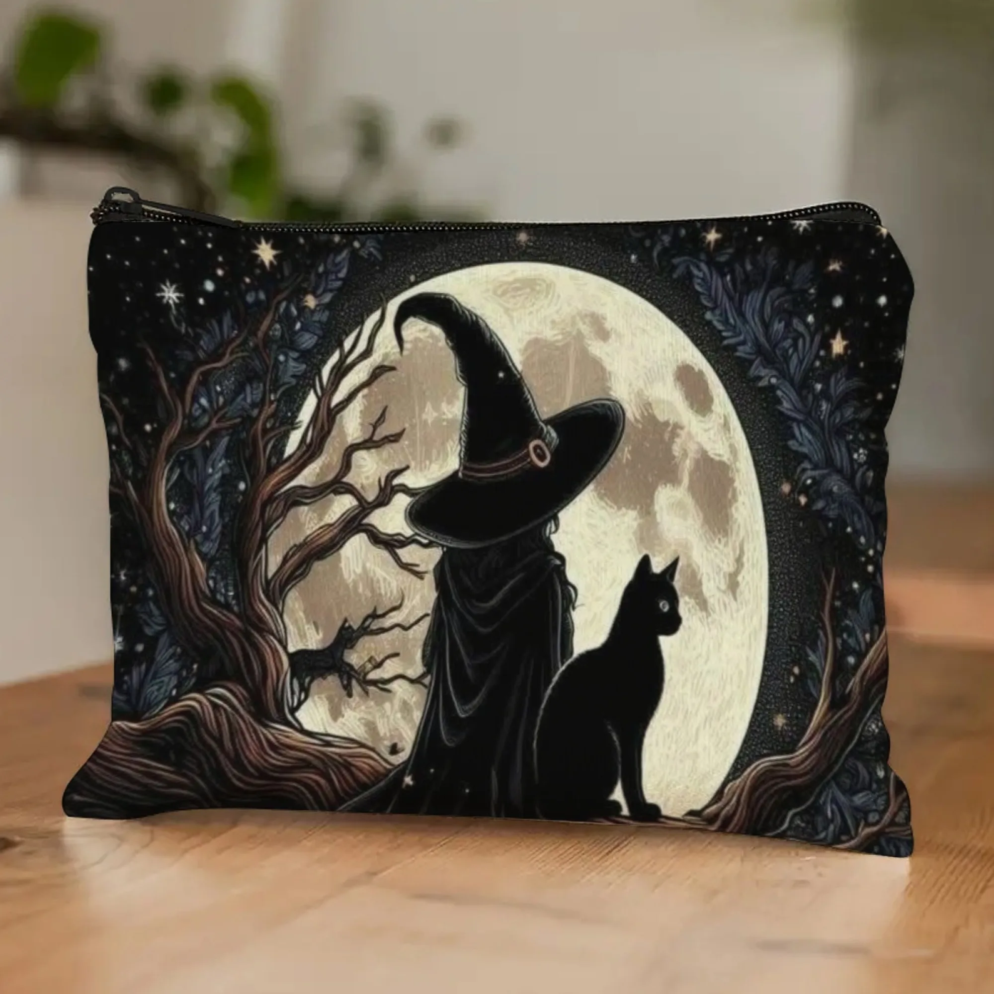 حقيبة مستحضرات التجميل الأنيقة للهالوين والساحرة والقطة السوداء، خلفية شجرة مضاءة القمر - ملحقات سفر لمتابعي النمط القوطي