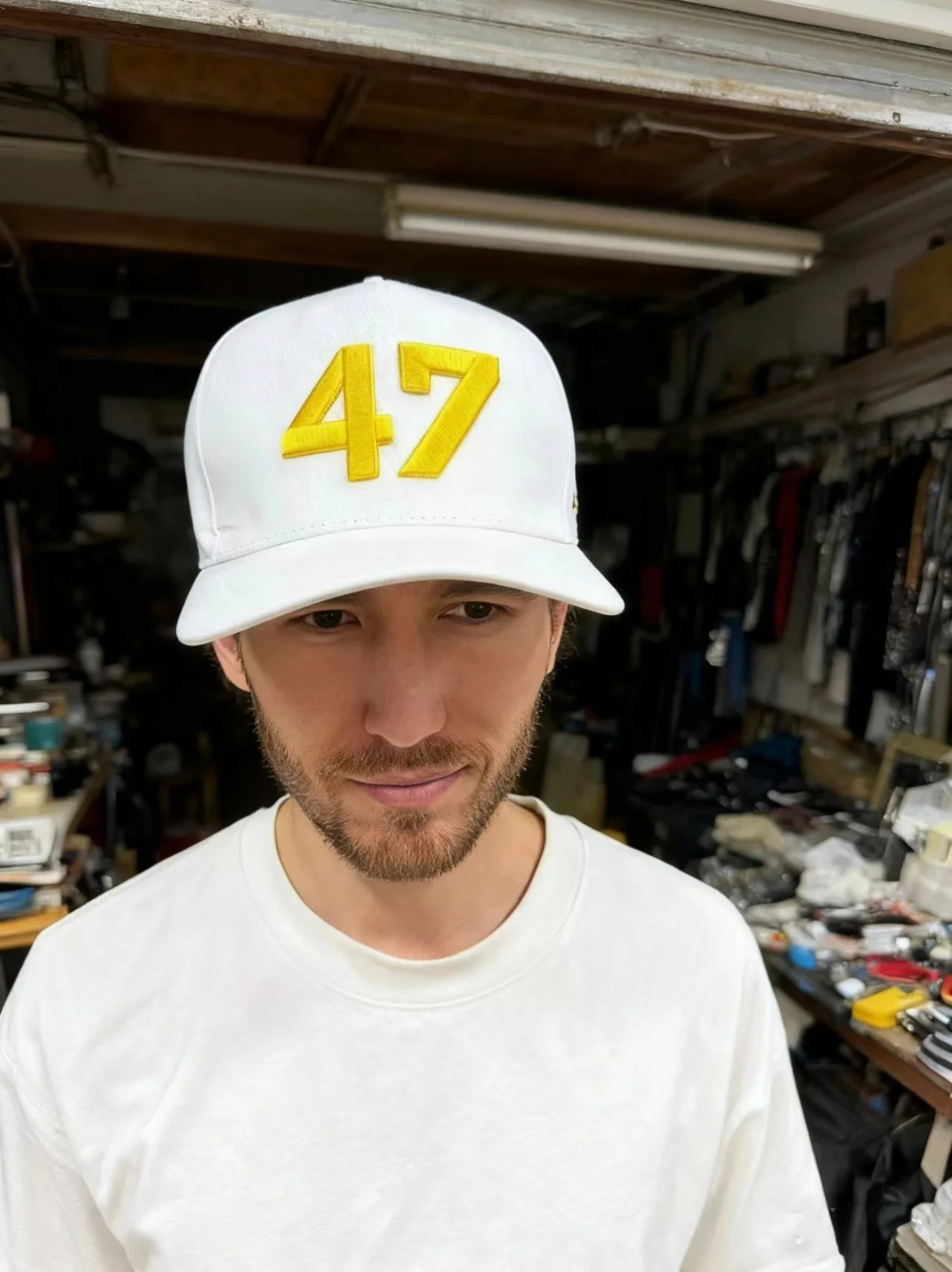 قبعة تشارلي كيرك مطرزة بالذهب الولايات المتحدة الأمريكية 47 قبعة بيسبول للرجال والنساء قبعات هدية الجمهورية باللون الأبيض