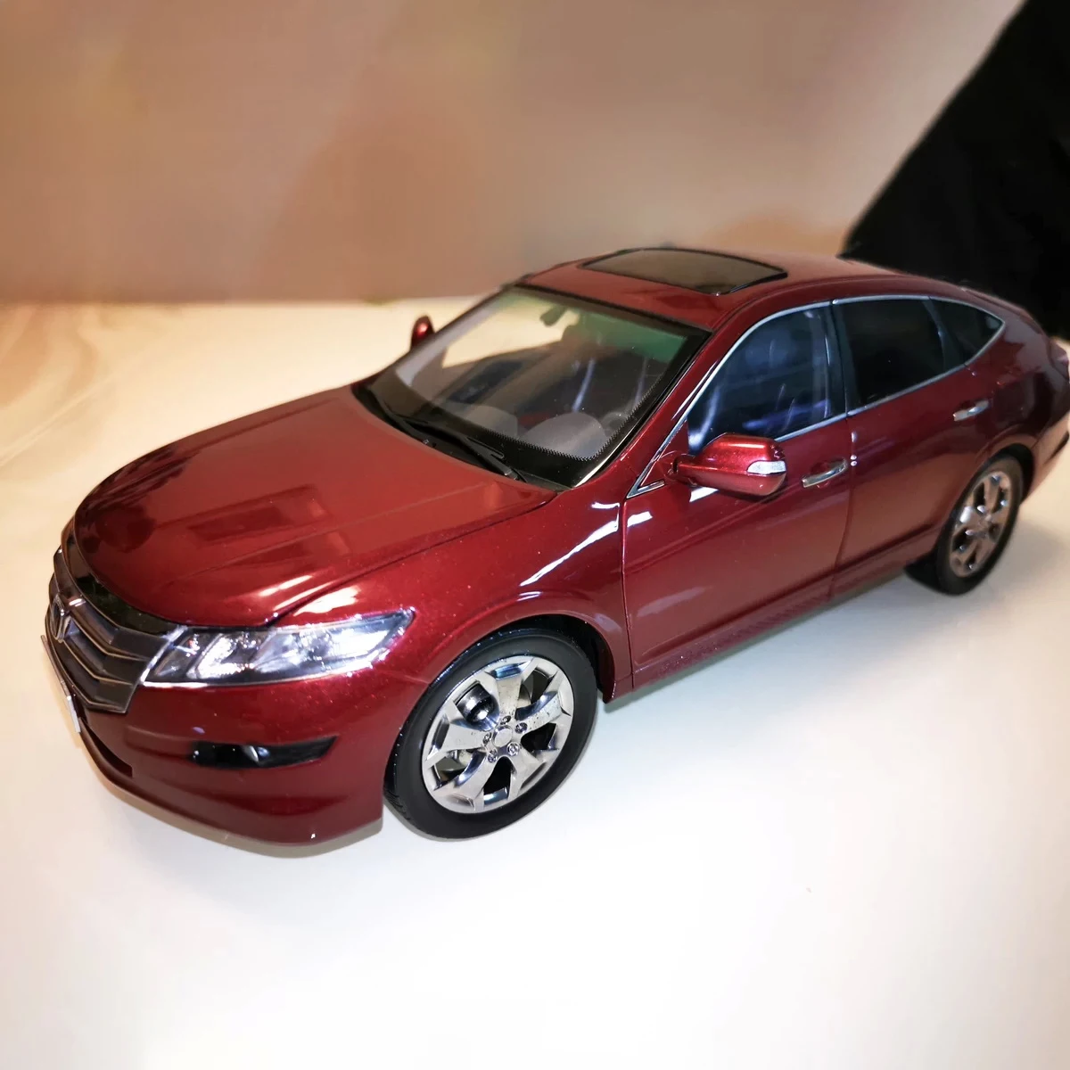 Crosstour Alloy Miniatures,Desktop Ornaments,,Metal Die-cast,Old style,Car Model,Adult Gift,Collection Display,red,2011,1: 18