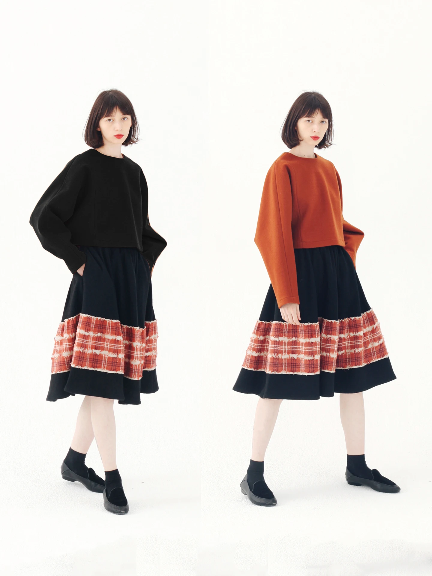 

Классический женский свитшот с длинным рукавом и круглым вырезом, модель 26SS, двухцветный, с высокоточной пошивкой, с эффектом многослойности и акцентными деталями.