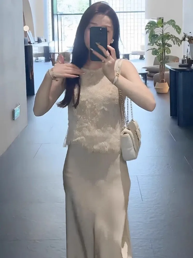 Новый высококачественный женский комплект из двух предметов с цветочной вышивкой, летний жилет без рукавов, кружевной топ + тонкий атласный костюм с юбкой-русалкой