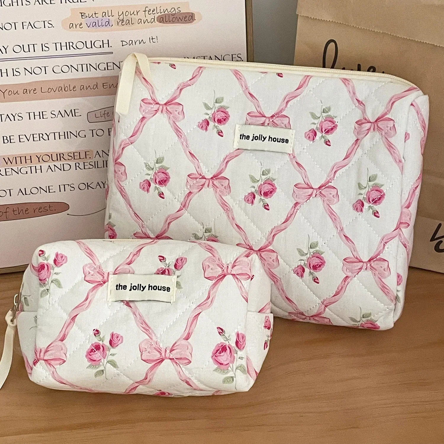 Bolsa de maquiagem de algodão acolchoada para mulheres Organizador cosmético com zíper Bolsa de pano feminina Estojo de higiene portátil Arco bonito, flor, meninas