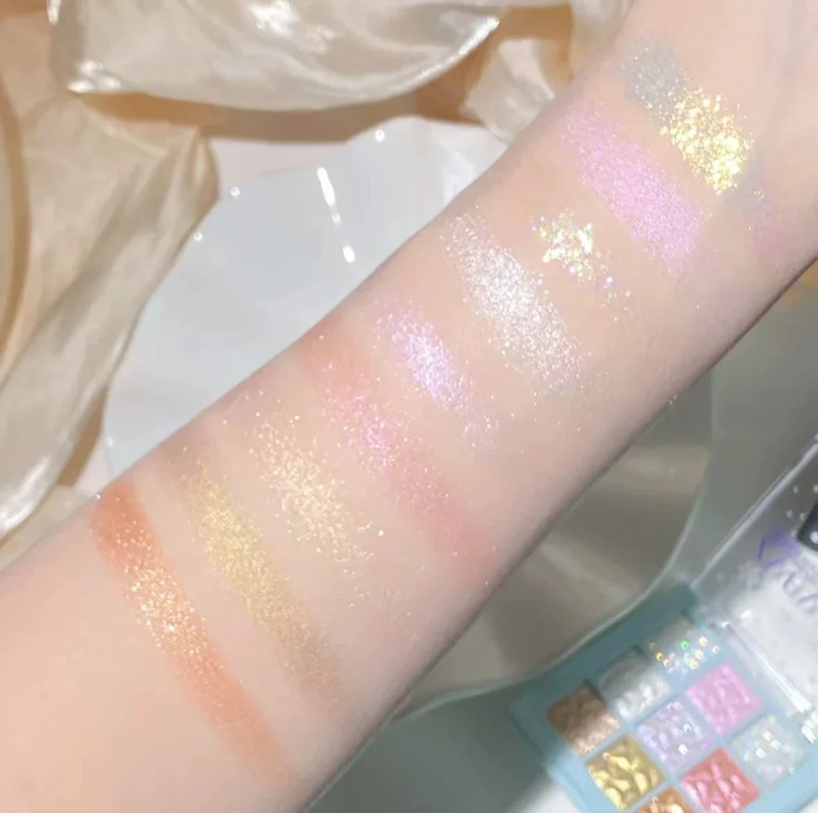 9 สีเกล็ดหิมะ Glitter อายแชโดว์ถาด Brightens Pearlescent Eye Palette แฟลช Facial Highlight โกหก Silkworm Eye Shadow