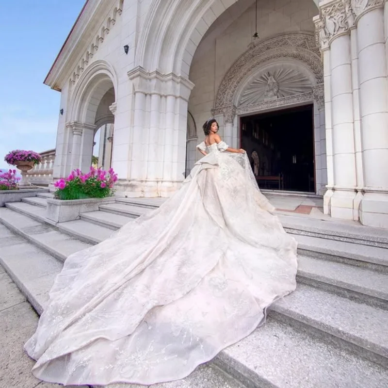 Abiti Quinceanera bianchi personalizzati con spalle scoperte decalcomania di cristallo Tull di pizzo Coda lunga Fiocco Vestido 15 Quinceanera