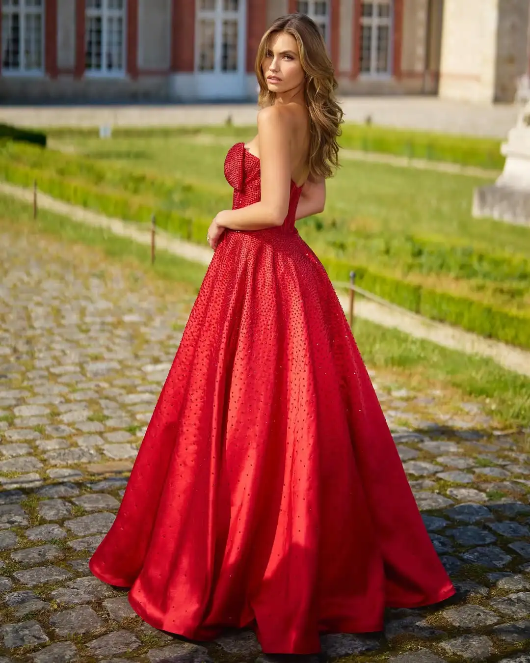 Vestido de noche acampanado de satén rojo dulce, vestido de desfile con cuentas brillantes, vestidos largos drapeados con lazo sin tirantes para banquete de boda, hechos a medida