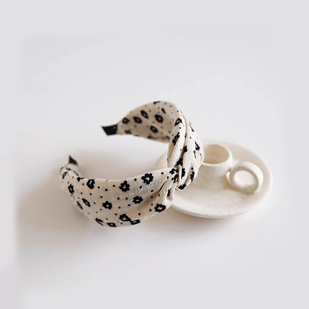 Schwarz-weißes Haarband mit Blumenmuster und breitem Rand zum Waschen des Gesichts, vielseitiges Stirnband zum Ausgehen, Haarspange und Kopfaccessoire – Detail 4