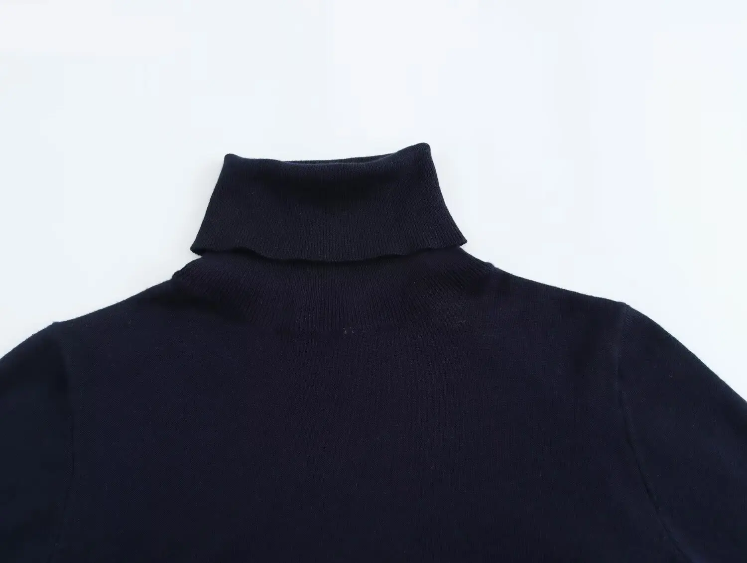 เสื้อไหมพรมคอเต่าผู้หญิง Dave&Di แบบเรียบง่าย สไตล์มินิมอล พร้อมกระดุมสีทอง ดีไซน์เรียบหรู