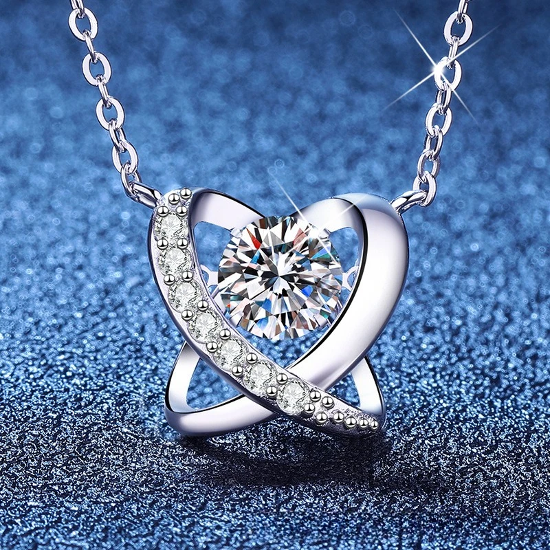 

Moissanite Platinum PT95018k Gold Necklace Women's Love Butterfly DynamicFashion Versatile Style BeatingHeart MoissaniteNecklace