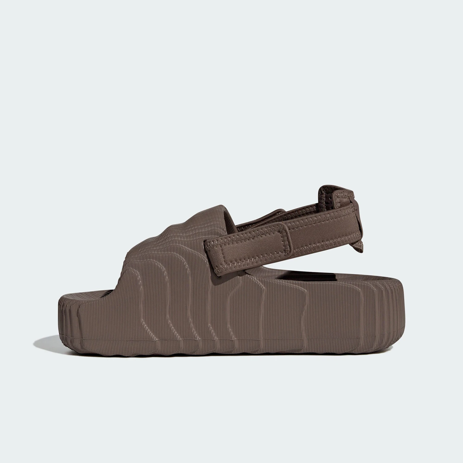 صندل نسائي كلاسيكي متين بنعل سميك من Adidas Originals IE5648