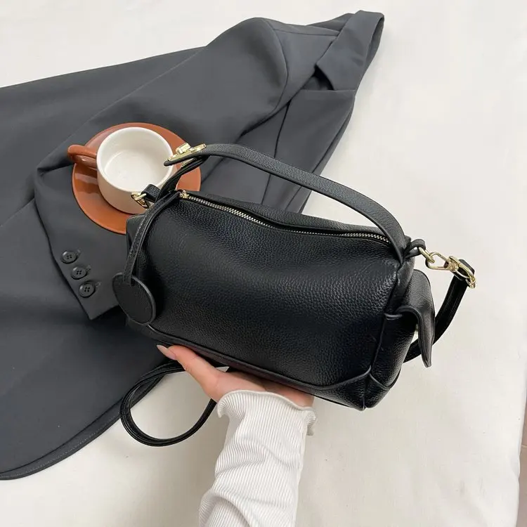 

2025 Autumn 678 New Small Square Bag Shoulder Messenger Bag Handbag Fashion Simple Commuter Bag Boston Bag