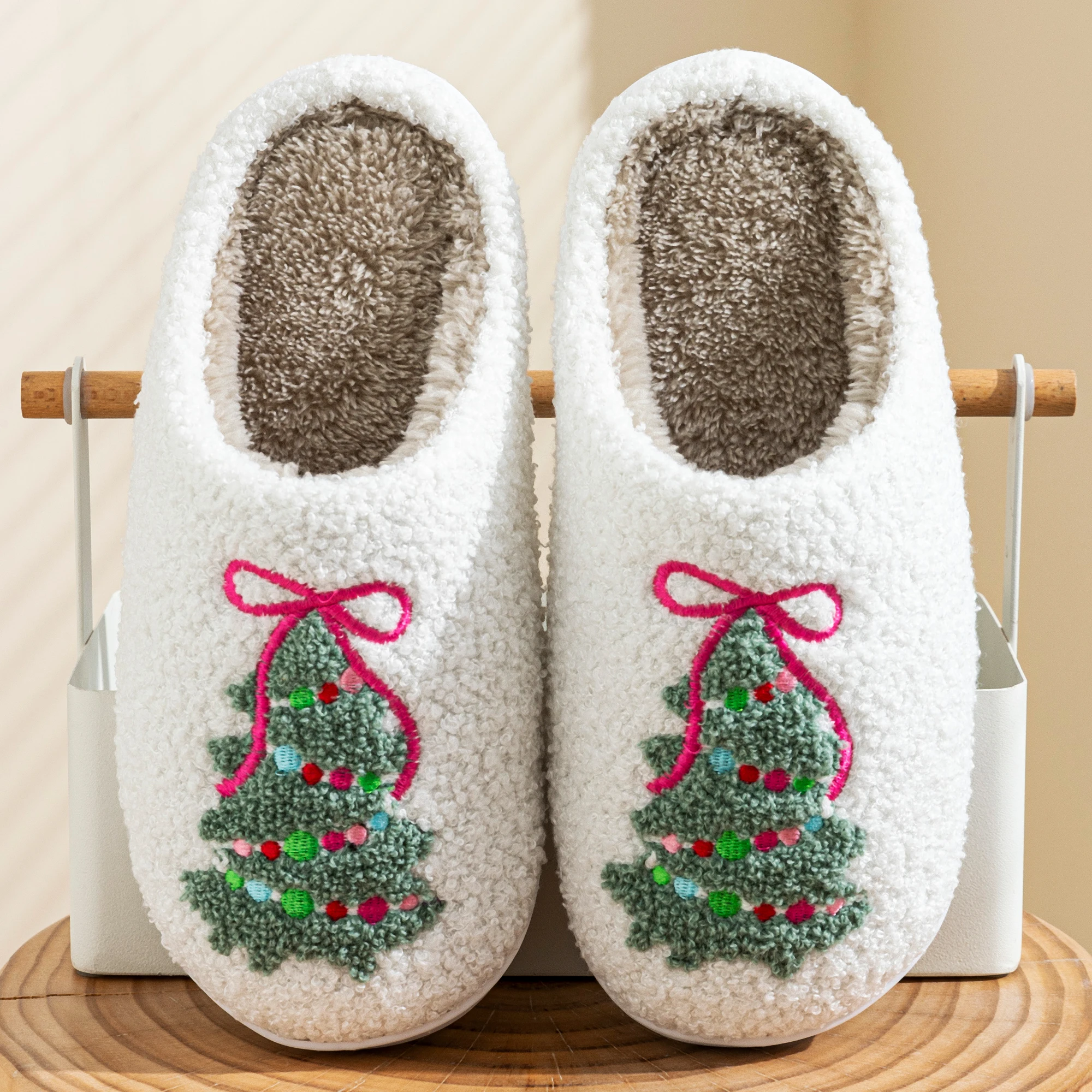 Weihnachts-Hausschuhe für Damen, flauschig, geschlossene Zehenpartie, niedlich bestickt mit Weihnachtsbaum-Motiv, Plüsch, rutschfest, für Paare, für den Innenbereich, für Feiertage und zu Hause – Detail 2