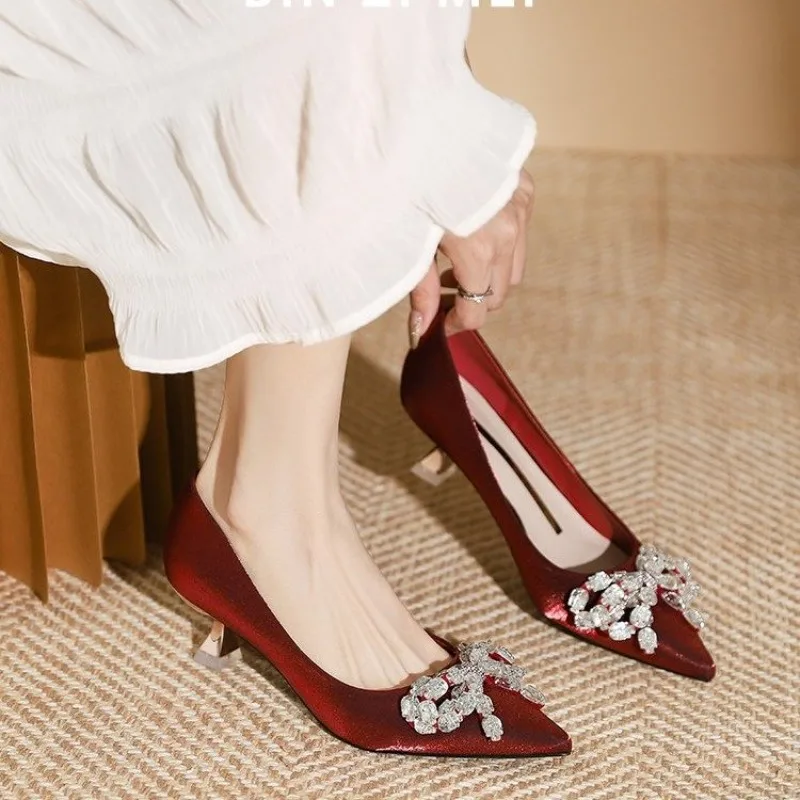 Salto alto 2025 verão novo temperamento apontou toe boca rasa moda versátil sola macia commuter sapatos únicos femininos