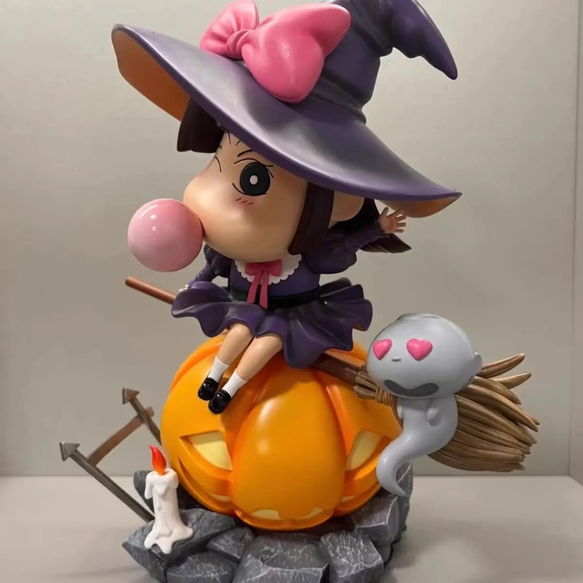

Crayon Shin chan peripheral pumpkin Halloween magic Shin chan figurine can light up cute girl's birthday gift model ornament
