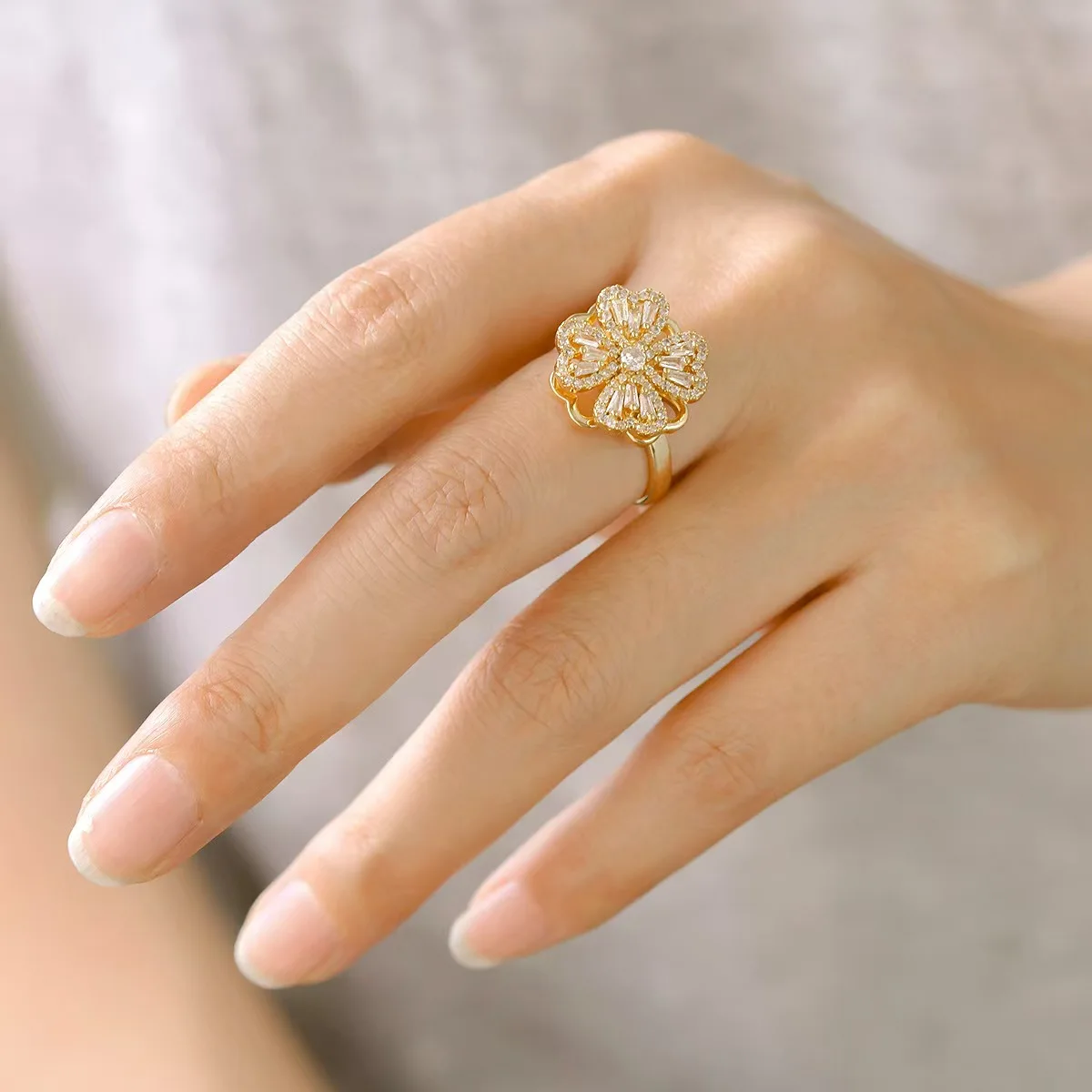 Lucky Transfer 360°rotating Zircon Crystal Four-leaf Clover Ring for Women Creative Decompression Banquet Party Ring Jewelry