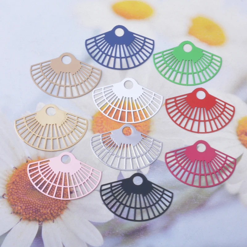 30 Stück AC15179 Messing-Schmuckanhänger, hellgoldene Blumen, bemalte Blumen, Anhänger, DIY-Accessoires für Damenohrringe – Detail 3