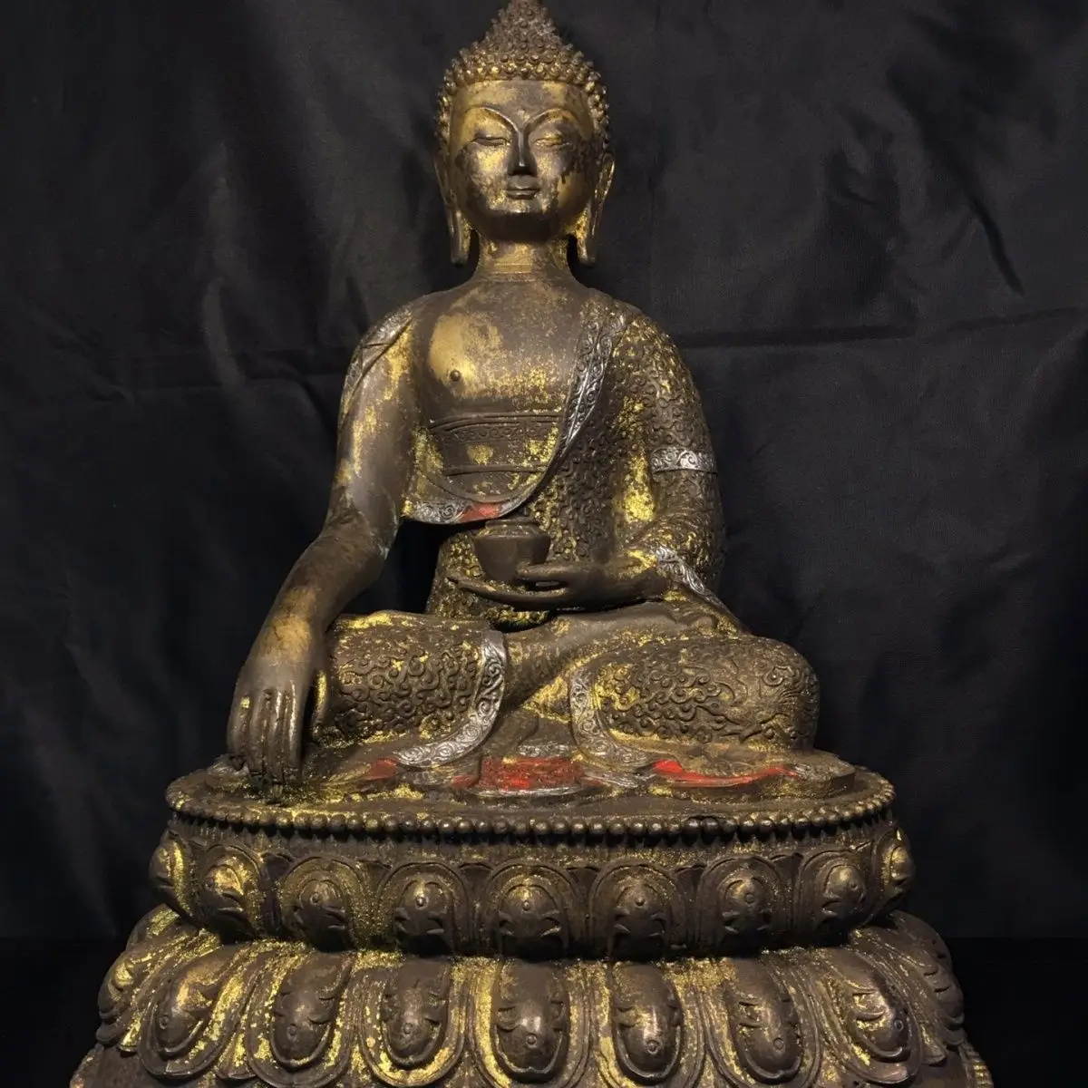 Seiko pure copper mud gold Sakyamuni Buddha statue is 42 cm high and 30 cm wide, weighing about 7.8 kg