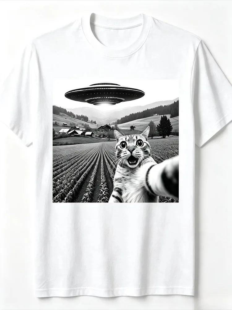 Retro Surprised Cat Taking Selfie with Flying Saucer T-shirt Men Women Weird Humor Alien Printed Tee Loose Daily Trendy Tops