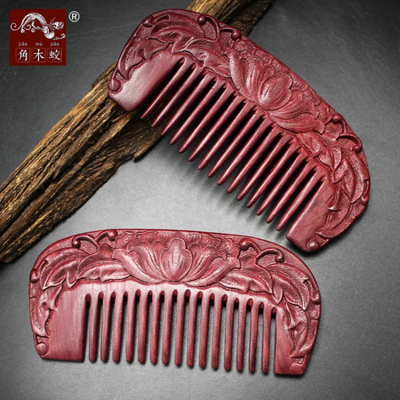 

Расческа в форме фиолетового сердца, изготовленная из цельных деревянных заготовок с выгравированными цветочными узорами.