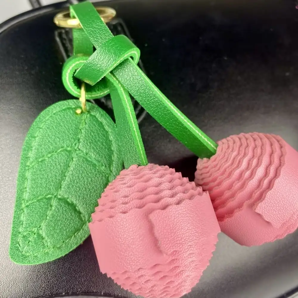 سلسلة مفاتيح من الجلد الكرز - سحر حقيبة مصنوع يدويًا مع تفاصيل لحم ذات طبقات، إكسسوار فريد وأنيق للحقائب! #3