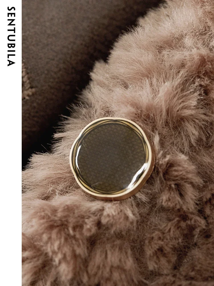 SENTUBILA 冬ふわふわフェイクファージャケット女性 2025 エレガントな暖かい粒状ベルベットの上着オフィスレディ女性コート W44P58518X