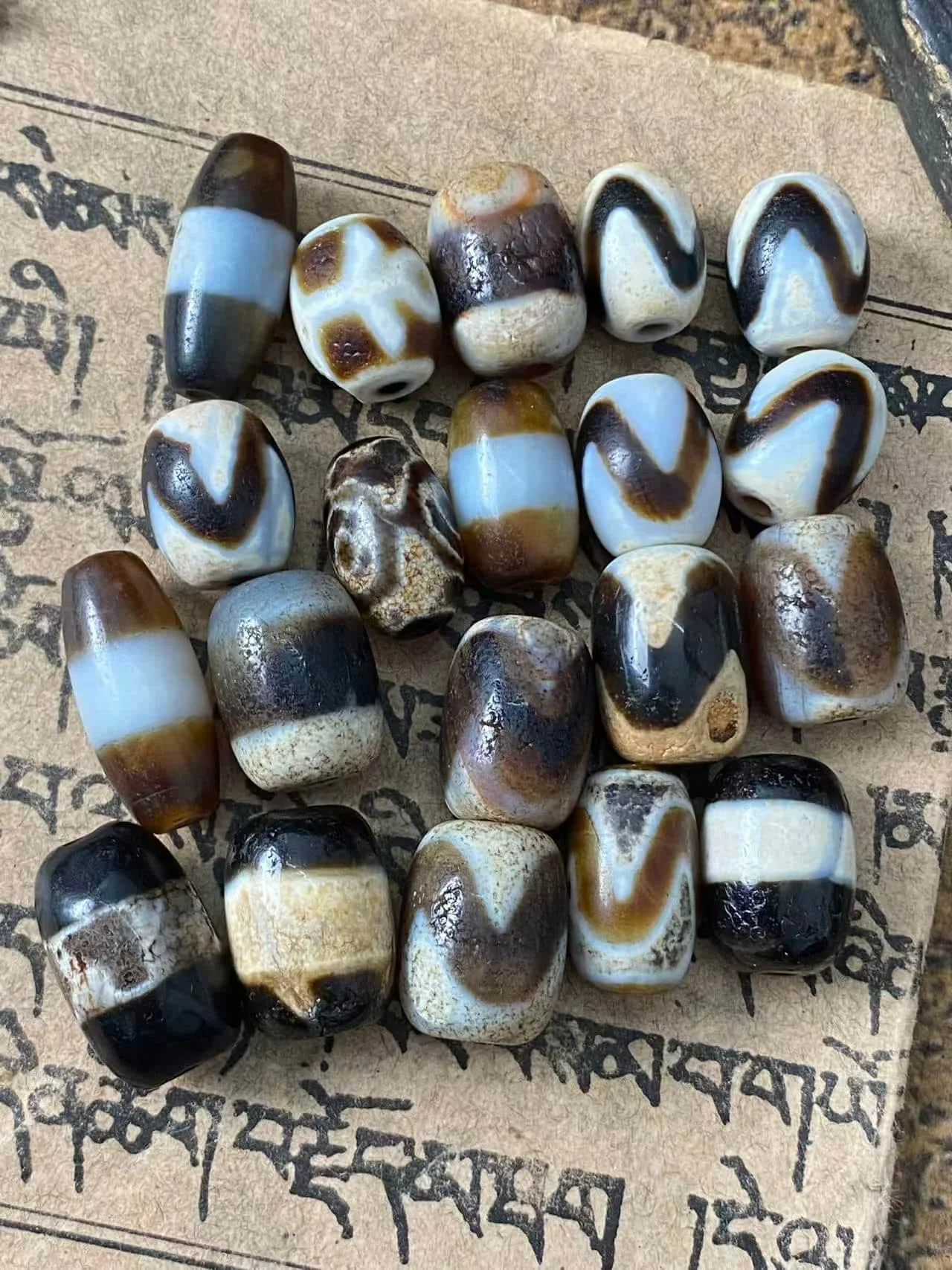 1pcs/lot Old large-year heavily weathered calcified black white agate imitation pure Dzi barrel beads original beads tiger tooth