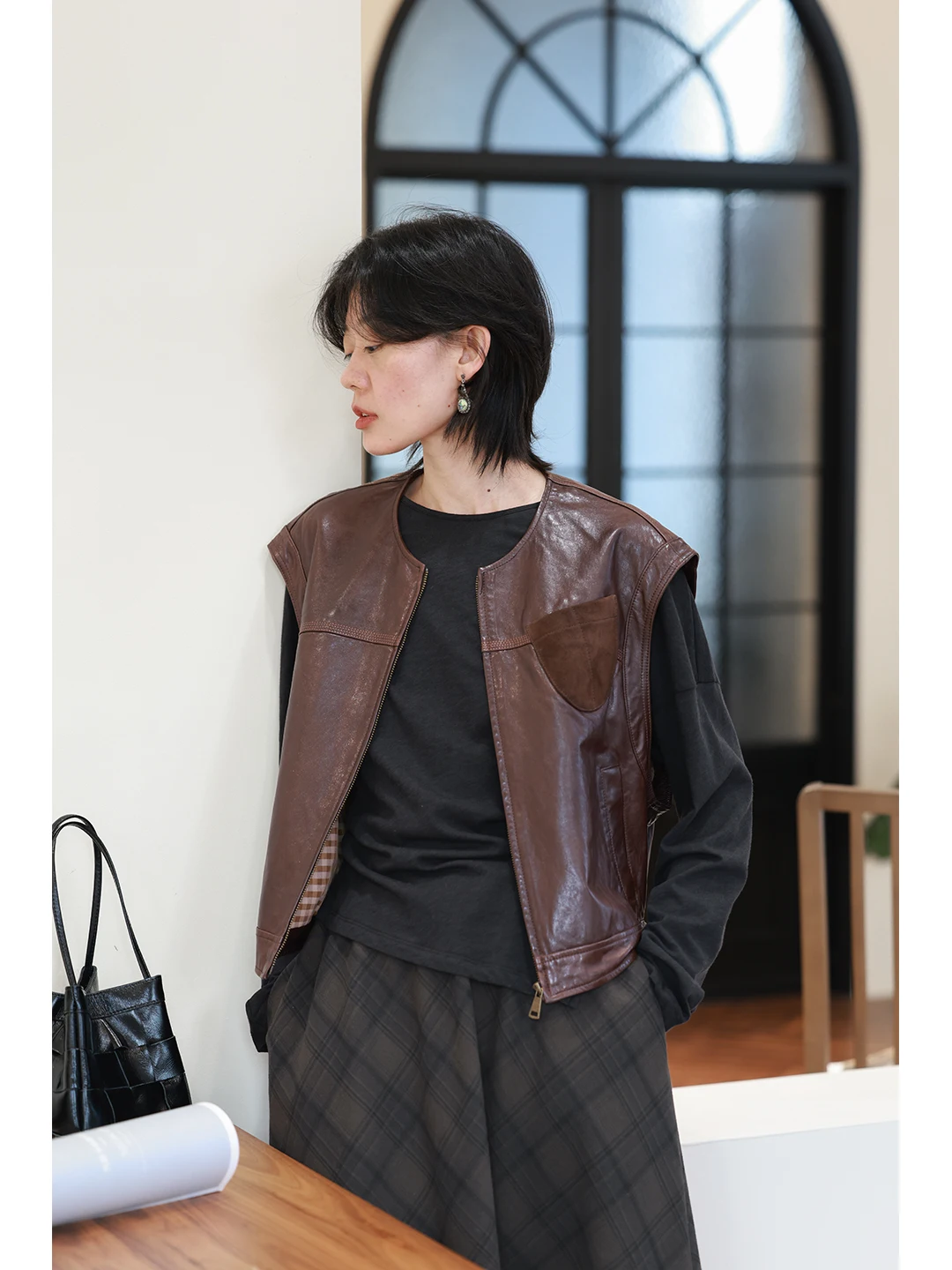 Colete Feminino de Couro Genuíno de Pele de Carneiro Macio Marrom, Ajuste Confortável, Fechamento com Zíper, Sem Marca, Estilo Urbano