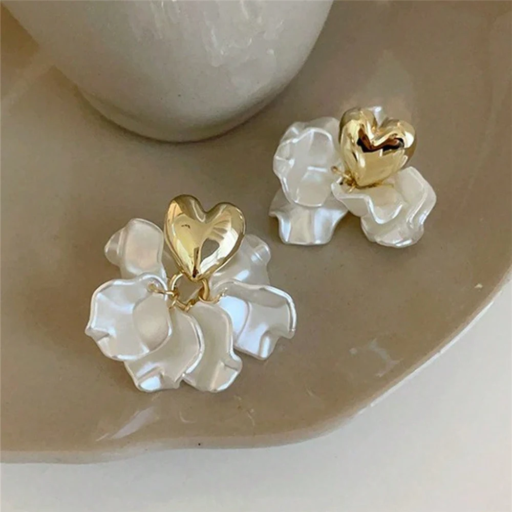

Retro Pearl White Petal Tassel Earrings Elegant High-End Feeling Women's Wedding Party Jewelry Daily Accessory Gift
