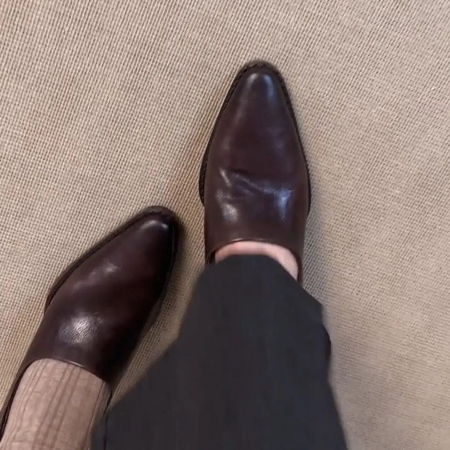 Modisches Design, klobiger Absatz, Herbst-Winter-Loafer, Retro-Leder-Schuhe, spitze Zehen, vielseitige Slipper für Damen – Detail 5