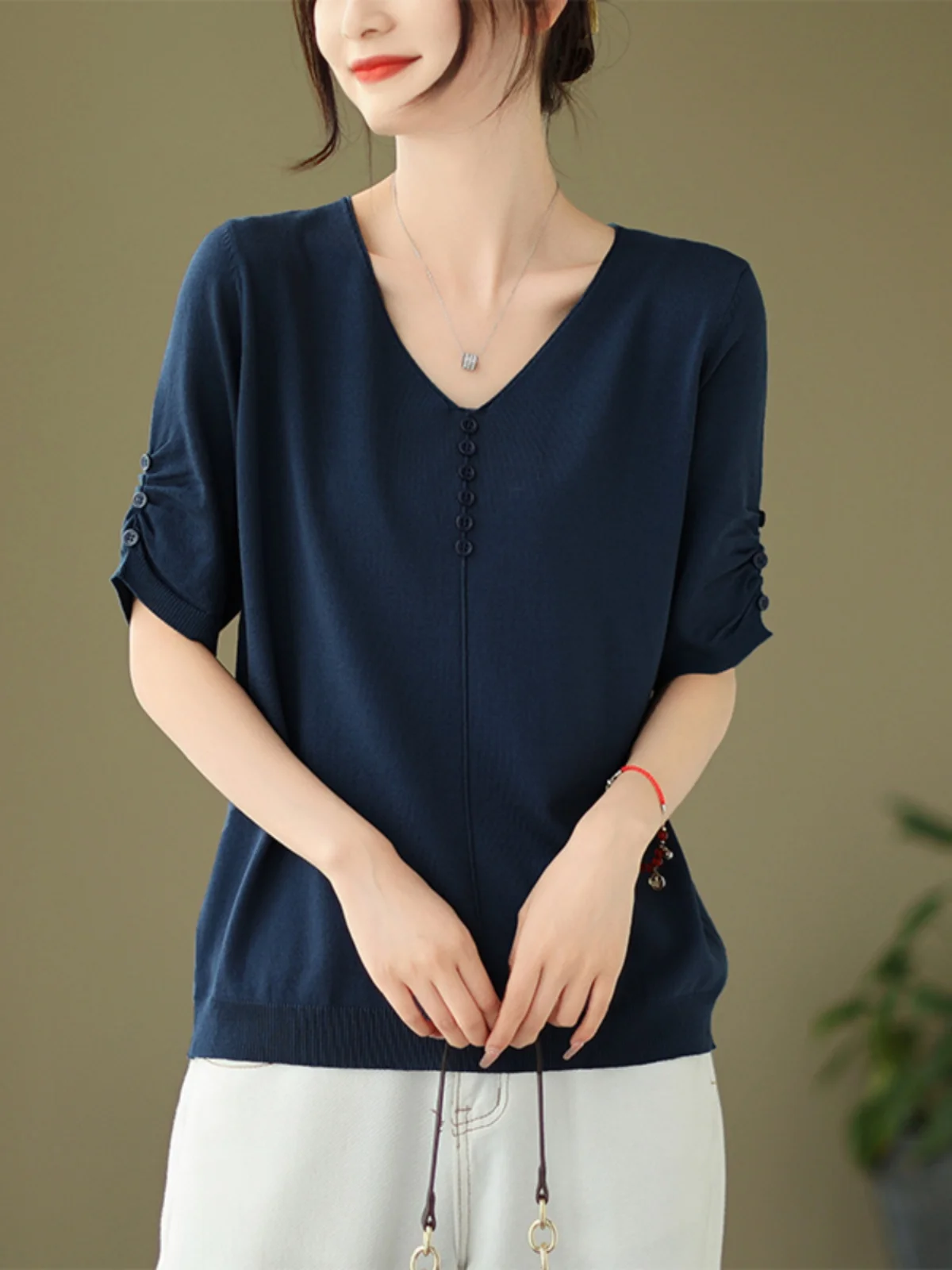 

Женская трикотажная футболка из ледяного шелка с V-образным вырезом, летний модный топ из высококачественной ткани, однотонная, для повседневной носки