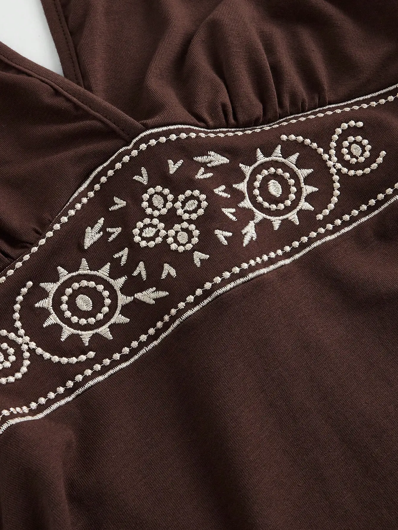 Boho geborduurde jurk met halterhals en gelaagde ruches voor dames - zomerse strandstijl