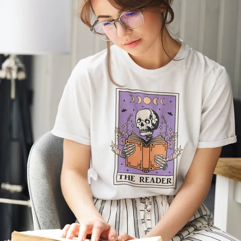 القارئ الهيكل العظمي بطاقة التارو قميص الهيكل العظمي كتاب قميص Bookish قميص دودة الكتب المحملة هدية لمحبي الكتاب مهووس التارو #6