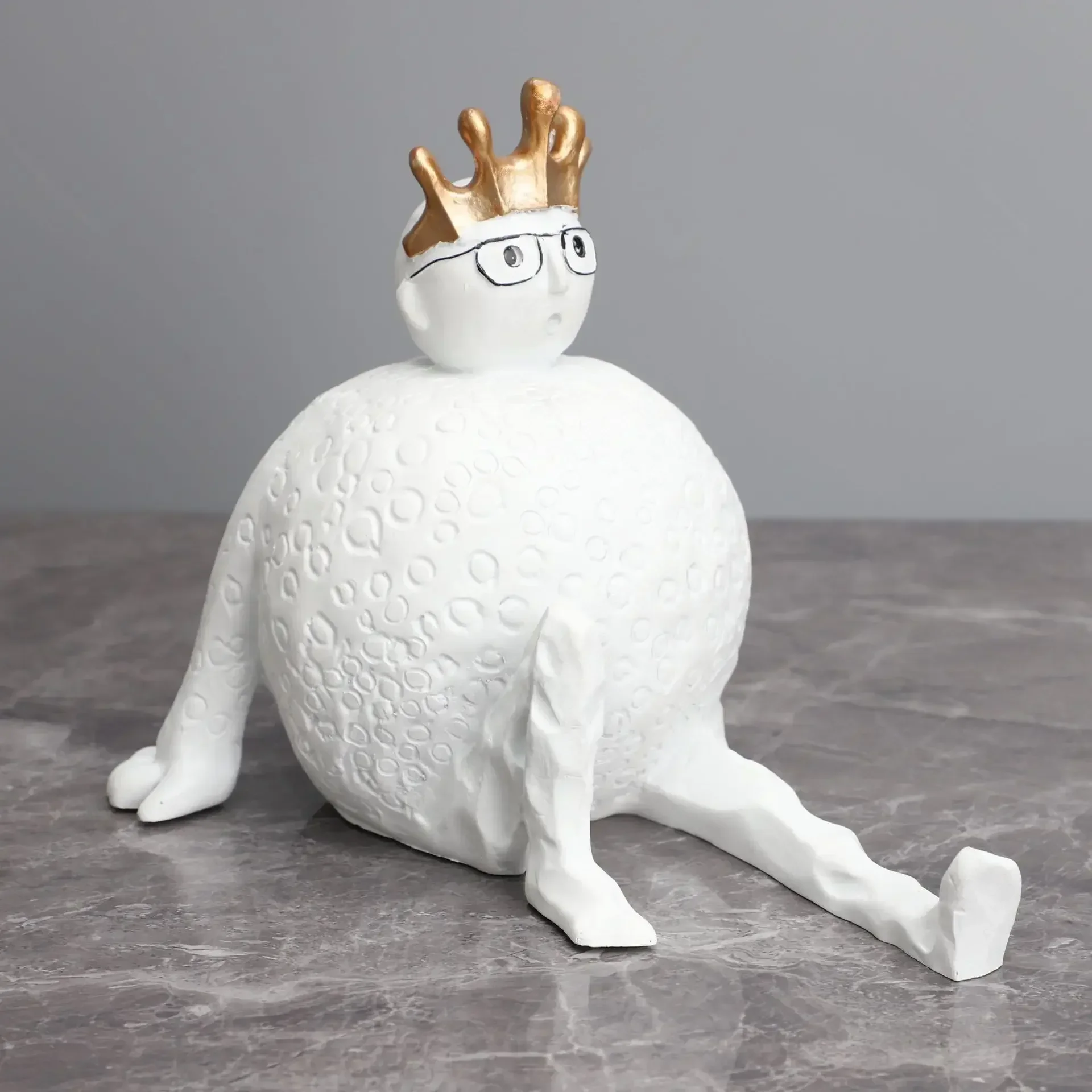 Modern Creative Resin Figure Sculpture Home Decoration Nordic White Crown Figure Living Room Bookshelf Room Decor Aesthetics