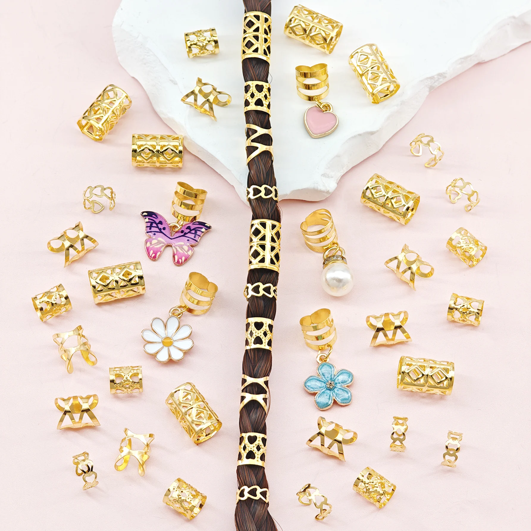 45 Stück rosa Herz- und Schmetterlings-Haarringe mit weißen Perlen und Gänseblümchen – zarte, verstellbare Manschetten, Haarschmuck für Dreadlocks – Detail 3