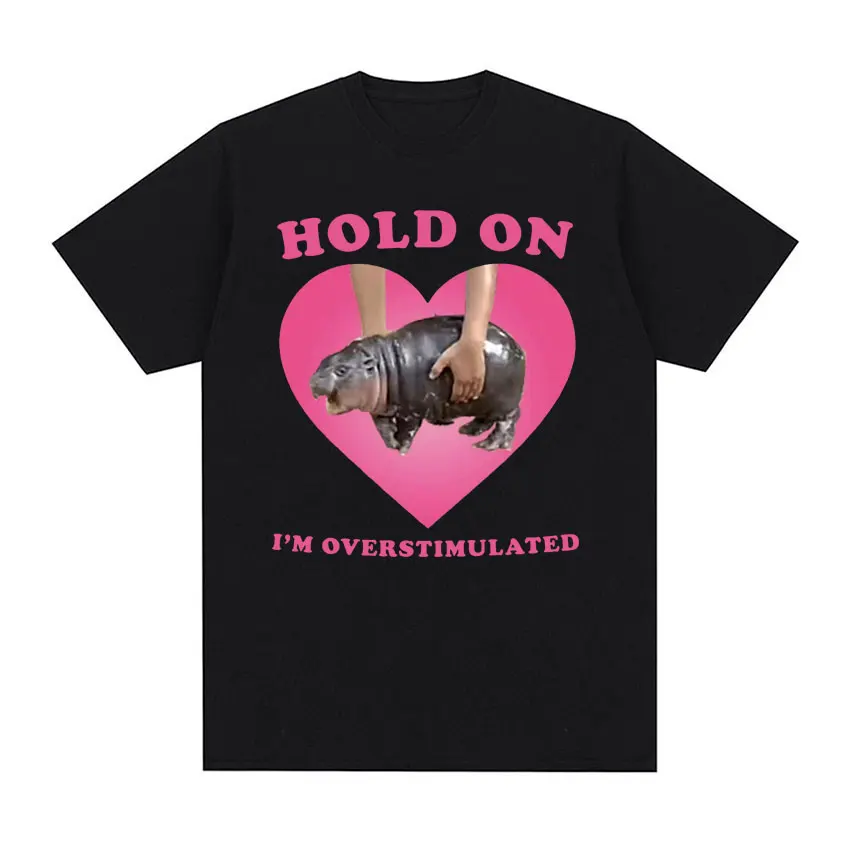 Moo Deng Hold on I'm Overstimulated Pink Heart Tshirt Funny Cute Baby Hippo T Shirts Men Women Casual O-Neck Cotton T-shirt Tops