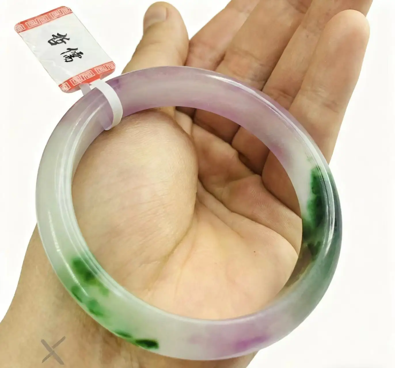 

Один на одной настоящей стрельбе светло-фиолетово-зеленого нефритового браслета диаметром 57,9 мм.