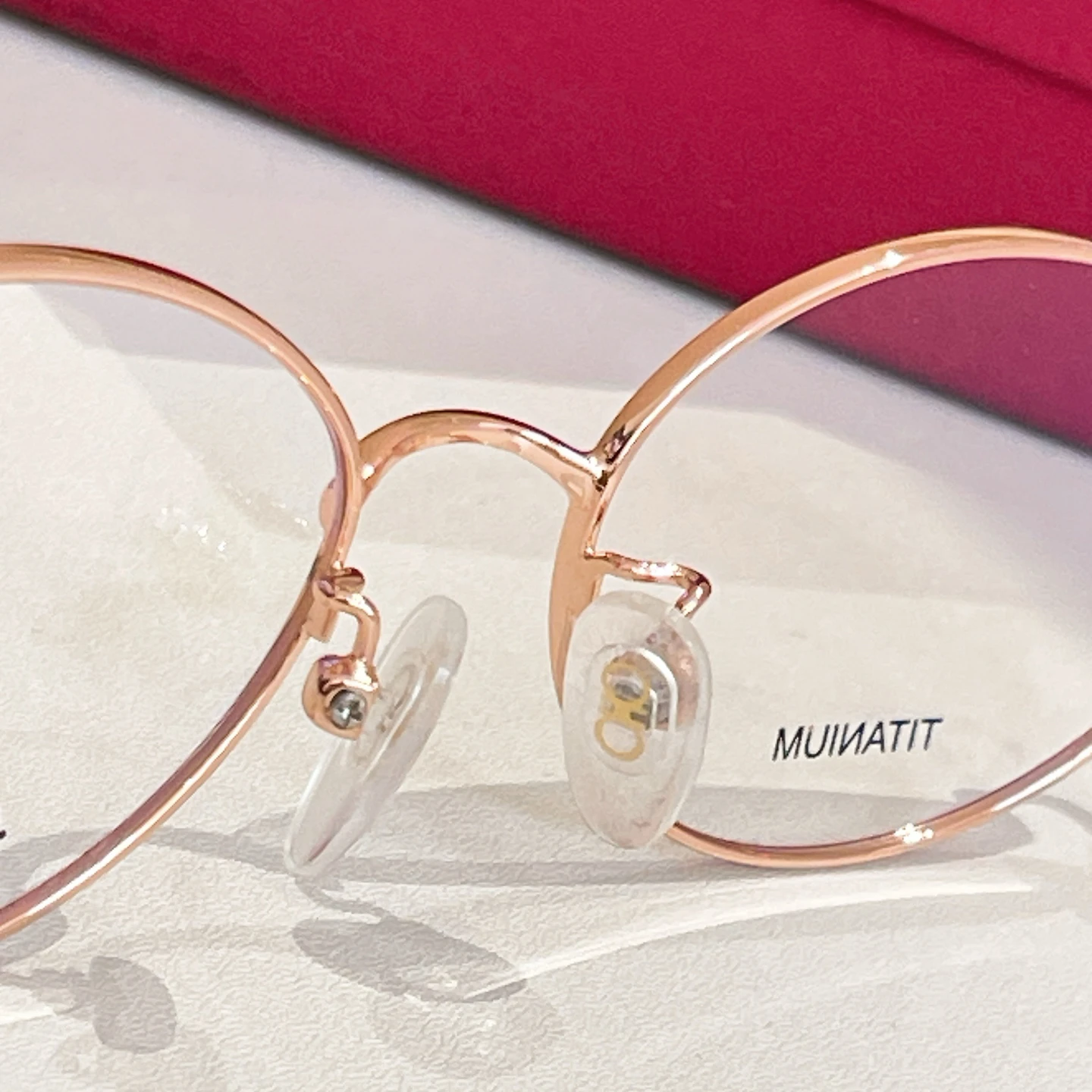 نظارات من سبائك التيتانيوم للنساء، إطارات طبية مرنة وخفيفة الوزن للغاية، نظارات بصرية بنمط مصمم مع هدية مريحة