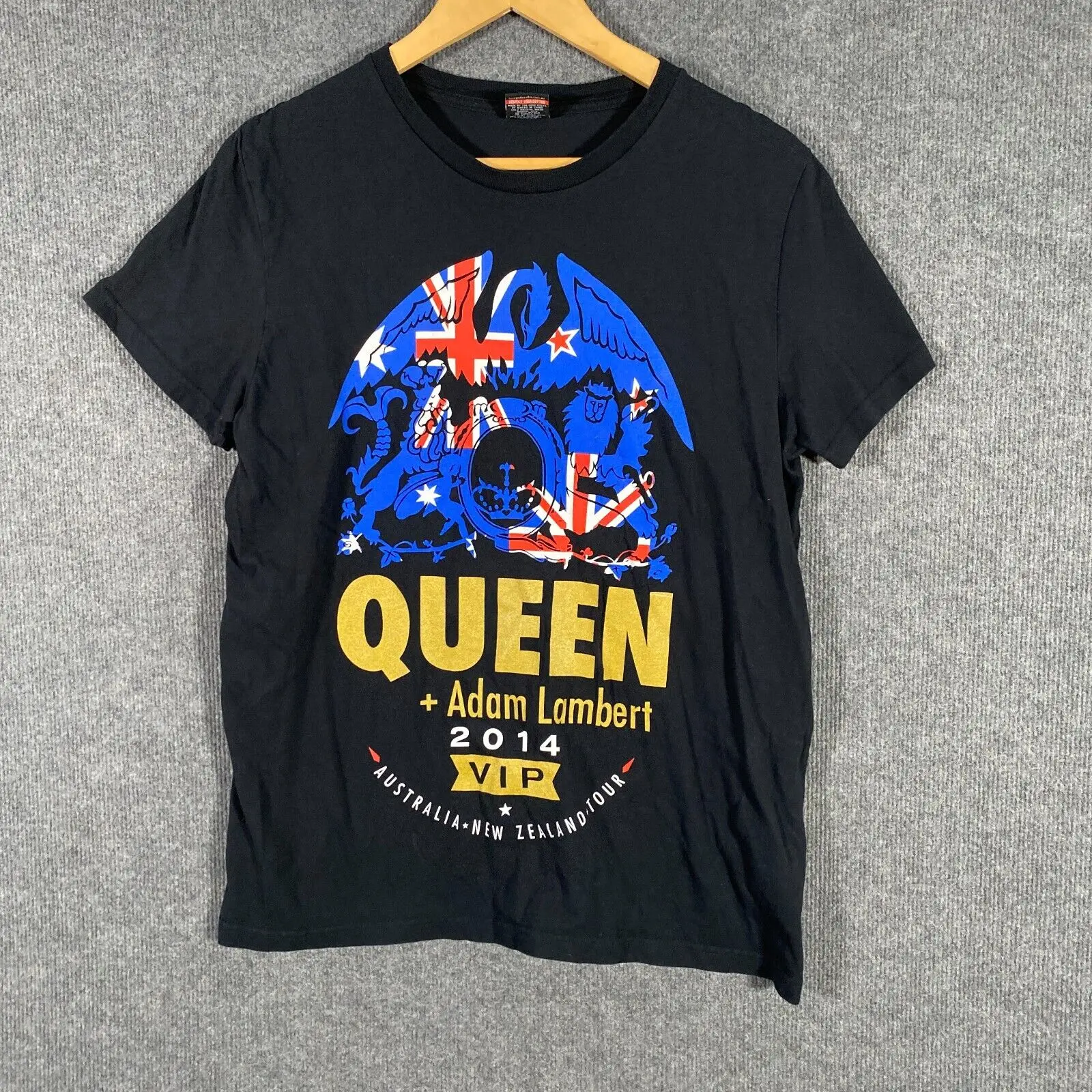 Футболка Weeknd и Rosalia с ослепляющим светом после нескольких часов