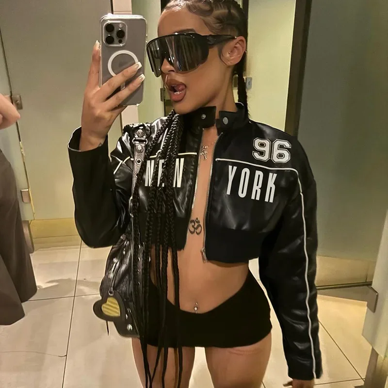 Chaquetas negras de cuero con estampado de letras para mujer, Tops cortos Hipster de manga larga con cremallera, abrigos de Moto a la moda para invierno, ropa de calle Y2K