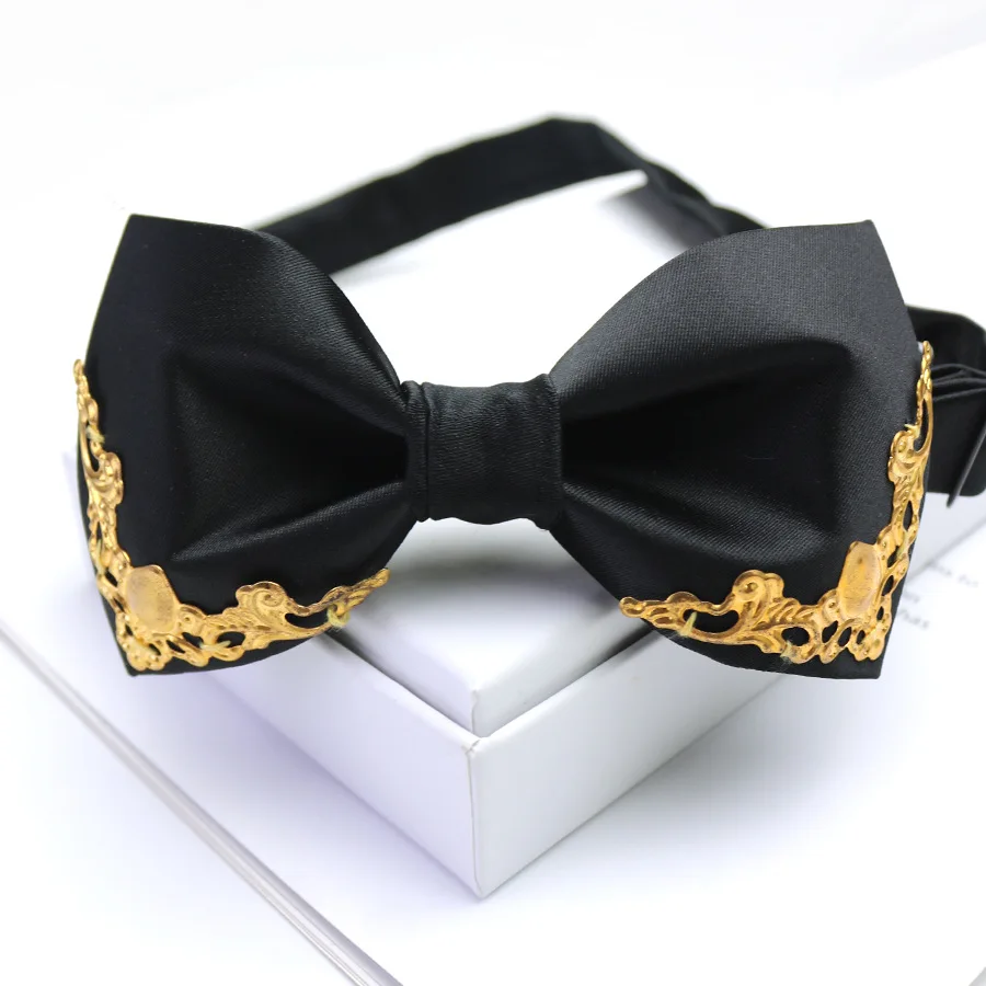 Uomini alla moda, matrimonio, sposo, stile palazzo etnico con bordo in metallo, maestro delle cerimonie, papillon per banchetti